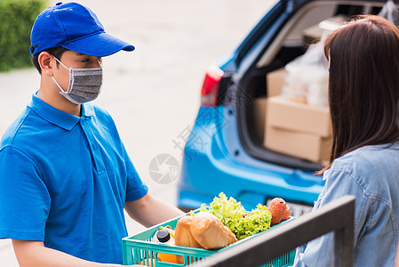 送货员戴面罩 为女顾客提供新鲜食品蔬菜的快餐杂货服务邮政营养盒子食物送货船运商业水果购物杂货店图片