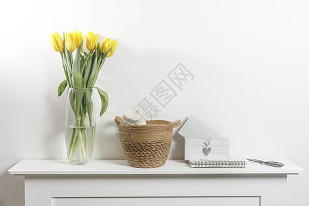 白色桌上玻璃花瓶中的黄色郁金香布妈妈女性柳条广告牌海报花园庆典郁金香女士框架图片
