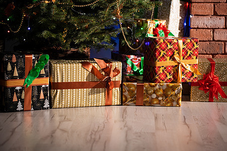 圣诞树装饰着金和链子 基督教节日 家里的客厅很热闹啊壁炉传统树苗喜悦礼物彩灯云杉假期纪念品季节背景图片