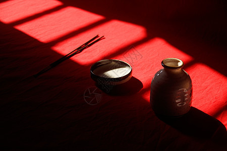 在陶瓷香和棍棒上抛下光和阴影风格香气疗法香炉制品装饰冥想红色陶瓷静物图片