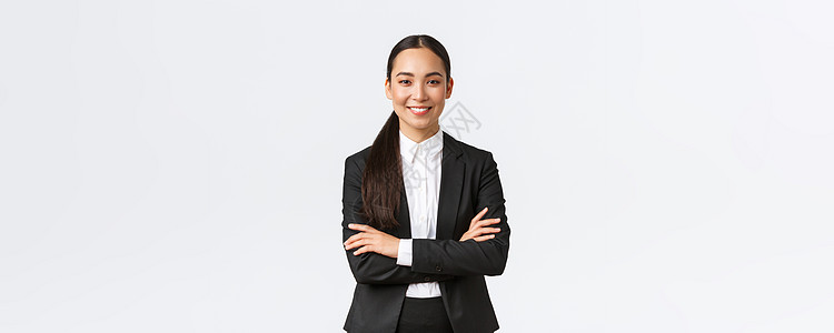 成功的年轻亚洲女商务人士穿着西装准备做生意 交叉双臂自信而微笑 女企业家志在必得 快乐的女售货员与客户交谈 白色背景领导者工程师图片