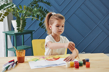 小女孩在用牙刷和牙刷画画 在艺术课上学习 但不能使用手工艺品图片