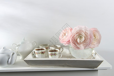 白色窗台上透明圆形花瓶中的三个粉色粉红色彩虹体 复制空间 文本的位置花束毛茛风格咖啡装饰植物桌子花瓣墙纸卡片图片
