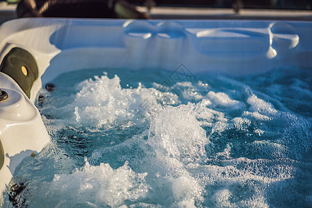 热水浴池 电镀池 在城市以外休息 带水气池的温泉水浴室按摩酒店洗澡假期喷射卫生享受水疗闲暇图片