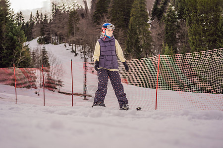 学习滑雪的女人 在山区雪路上滑雪的年轻女子乐趣闲暇下坡高山娱乐活动天空空气粉末女性图片