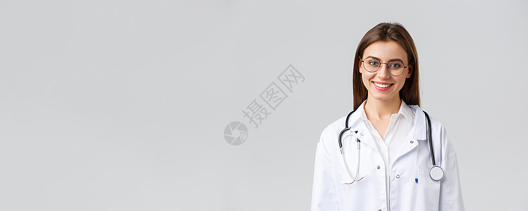 医护人员 医药 保险和 covid19 流行病概念 微笑迷人的女医生 身穿白色磨砂膏 带听诊器和眼镜的医生 看着镜头很乐观手套实图片