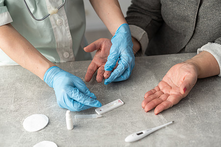 在医院 医学和科学概念的血液学实验室用白大衣和医用手套手持试管特写女医生的手进行检测手指管子液体诊断测试样本生物学关心化学健康图片