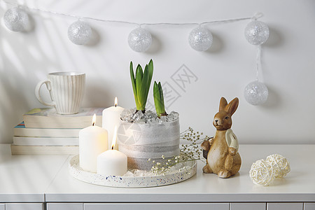 一堆书 一杯茶 墙上一条线 复活节房间装饰品  复活节 的首饰 圣餐之名白墙花瓶植物框架兔子塑像陶瓷花环风格野兔图片