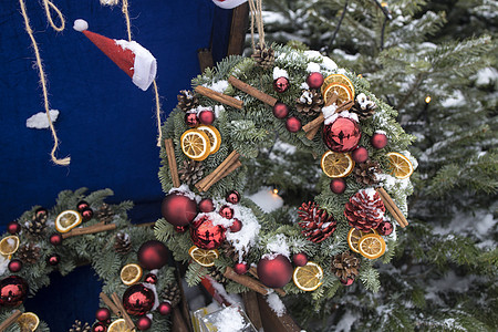 圣诞花环的壁树枝 挂在房子墙上的装饰品锥体假期松树庆典边界浆果季节花圈装饰风格图片