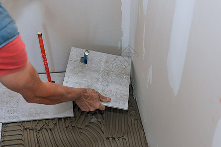 房屋改良建筑工人铺铺地平瓷瓷砖地板瓦图片