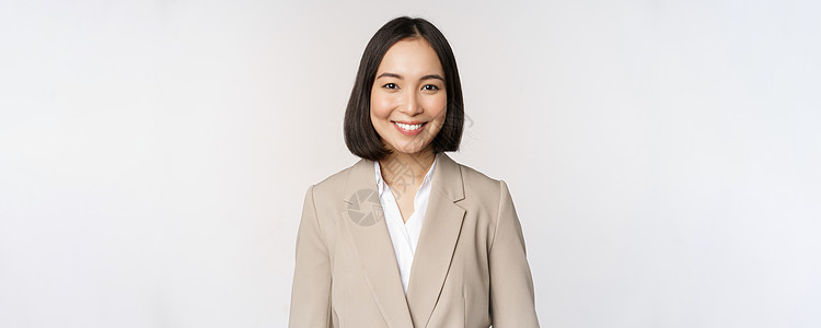 成功女商务人士的肖像 身穿西装 微笑和看起来像专业的摄影师 白种背景技术工作室员工人士办公室企业家商务老板女士成人图片
