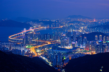 釜山市风春桥晚上建筑景观照明风景港口摩天大楼市中心城市地标鸟瞰图图片
