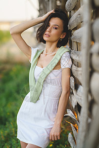 身着白裙子和绿水衣的亚洲妇女 在烟雾干燥棚附近摆姿势季节女孩女性快乐裙子草地烘干机绿色农村乡村图片