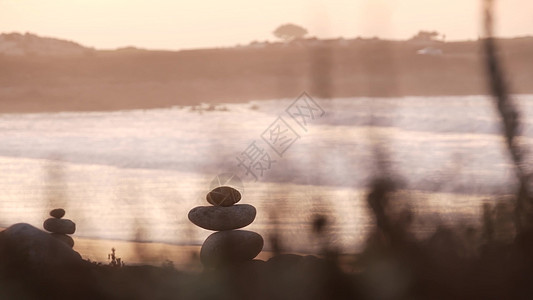岩石平衡在石子海滩上 金字塔堆积的石头 海洋海岸 海水海滩飞溅冥想支撑日落气氛风水海景波浪泡沫图片