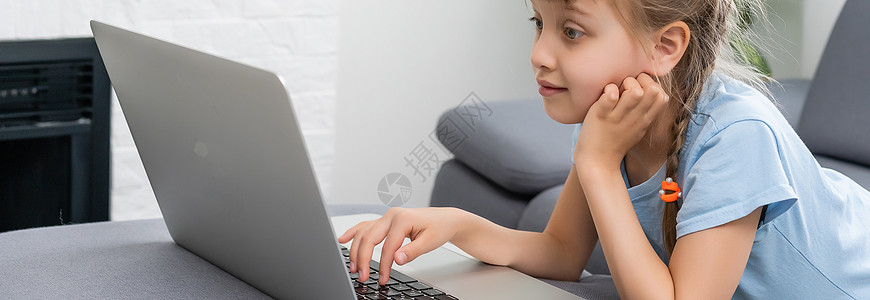 小女孩学习电脑 小女孩上网用笔记本电脑 笑声拇指男生家庭女孩互联网孩子幸福闲暇教育金属图片