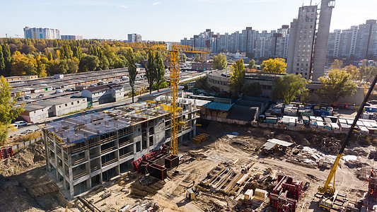 建筑工地背景 起重吊机和新的多层建筑 工业背景韧性公寓蓝色活动工作机器商业天空起重机电缆图片