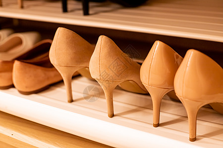 特写时尚女性高跟鞋 皮鞋 米色鞋子的集合在商店的货架上排成一排 购物理念图片