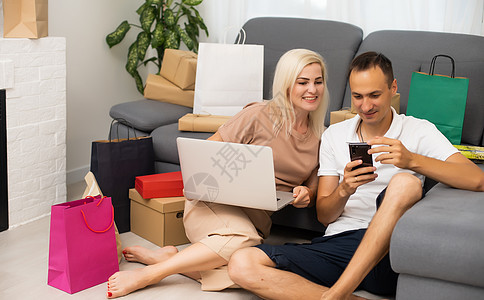 年轻夫妇用笔记本电脑在线购物图片