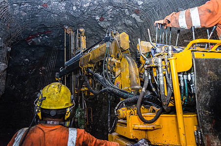 采矿经营者的采矿机 地下矿网目软管矿工矿业机械隧道工人钻头灰尘安全帽挖掘图片