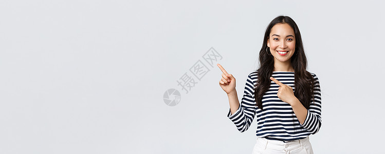 生活方式 人们的情绪和随意概念 美丽的韩国年轻女性广告产品 微笑的相机兴奋起来 在宣传横幅上左上角指着手指Promo旗下学生商务背景图片