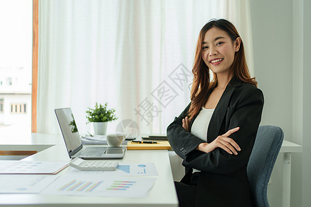成功的商业妇女当她的商业增长和好消息时 她很兴奋 金融概念会议计算器战略利润咨询团队图表银行预算笔记本图片