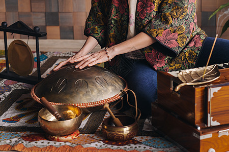 近亲女性手握着现代乐器猎户座圆鼓的紧贴冥想韵律雕塑民谣治疗谐振活力音乐家语言装饰品图片