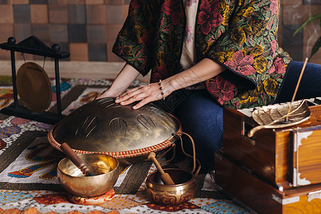 近亲女性手握着现代乐器猎户座圆鼓的紧贴韵律装饰品冥想游戏音乐语言治疗活力精神文化图片