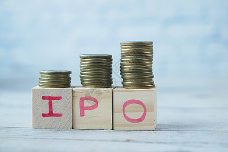 IPO案文 在木块上用堆叠的硬币提供初步公众服务贸易经济生长资金首都利润价格学习公司电子商务图片