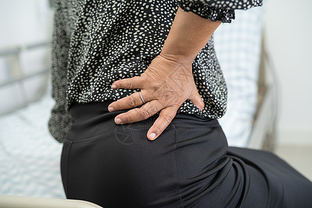 穿背止痛带的亚洲女病人 用助行器换整形腰椎肌肉绷带药品关节炎胸衣腰背疾病脊柱支撑治疗图片