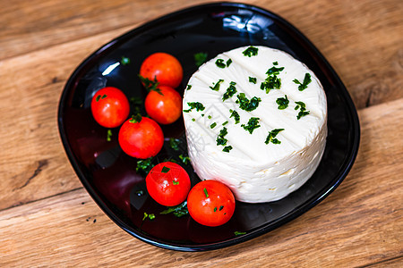 美味的白奶酪 香料和樱桃西红柿在切割板上草本植物烹饪沙拉叶子饮食蔬菜小吃营养美食食物图片