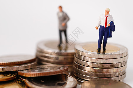 商业人迷你人物站在硬币和计算器上 管理商业金融概念上图片