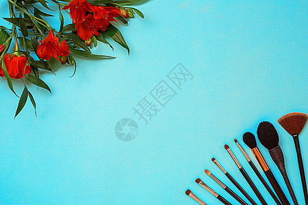 各种蓝背景的刷子桌子嘴唇花朵艺术家玻璃沙龙女性女孩眼睛调色板图片