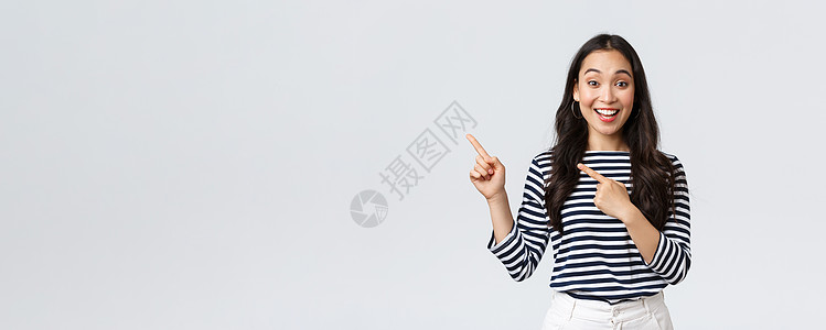 生活方式 人们的情绪和随意概念 美丽的韩国年轻女性广告产品 微笑的相机兴奋起来 在宣传横幅上左上角指着手指Promo旗下成人快乐背景图片