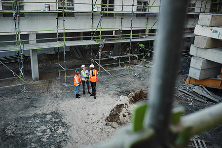 建筑业蒸蒸日上 一组建筑承包商在建筑工地工作时进行讨论的镜头图片