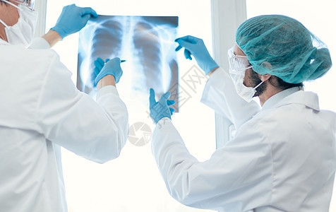 医疗同事在讨论肺部X光片的问题 笑声哮喘测试感染男人医生医院支气管技术肺炎工作图片