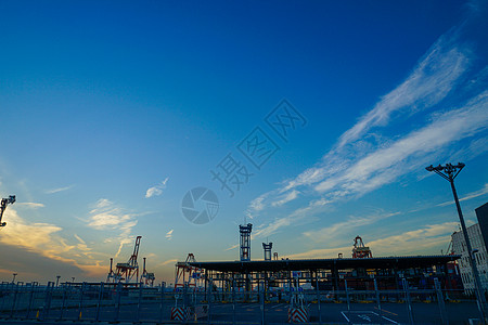 与横滨港起重机组的日落视图后勤建筑进出口街景海岸工地血管美景金属建筑学图片