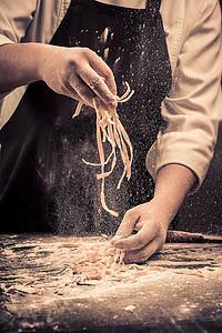 厨师从头做新鲜意大利面条中心午餐食物厨房烹饪学习烘烤面粉台面职业图片