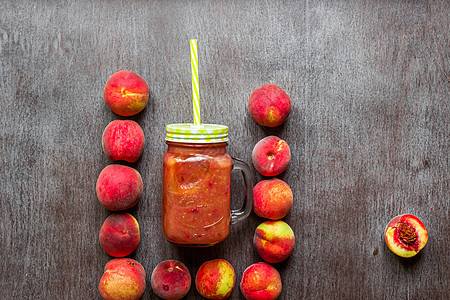木制桌上鲜桃杯子美食冰沙食物果汁叶子饮食季节油桃水果桌子图片