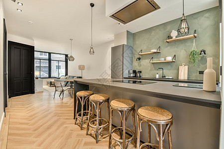 开放厨房的内地奢华酒吧冰箱凳子厨具木头公寓台面家具建筑学图片