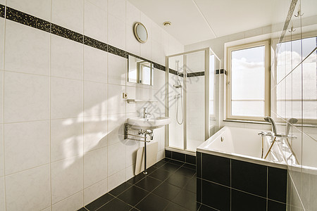 浴室室内用黑白瓷砖和黑色瓷砖完成房子镜子大理石浴缸卫生间反射淋浴卫生公寓风格图片
