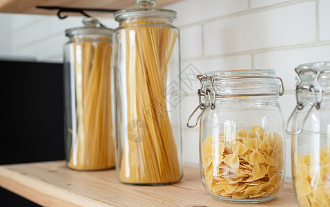 厨房木架上玻璃罐子里的小意大利面条储藏室饮食贮存产品风格家庭包装营养内阁粮食图片