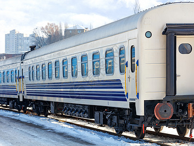火车的白色铁路车站在铁轨上 在明亮的冬季日子里图片