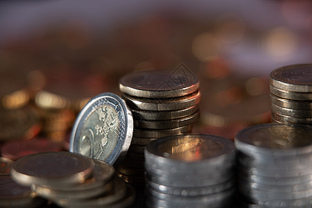 硬币之塔 在彼此的欧元硬币 欧盟货币图片
