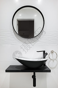 用黑色水龙头 盆子和圆镜的白色瓦式洗手间 现代和最起码的风格图片