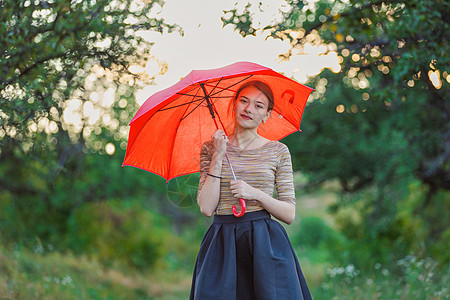 身有雨伞的少女女士男人家庭天气季节生活女孩森林爱情故事女性图片