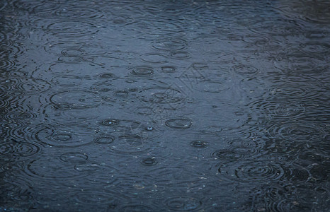 超慢运动中的雨滴游泳池的雨滴落水滴涟漪水坑运动环境风暴池塘波纹天气液体背景