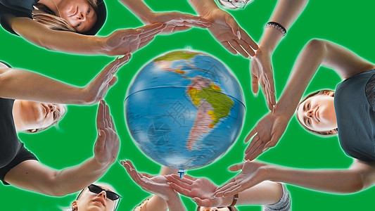 女学生亲手拥抱地球 在绿色背景下环绕着地球转圈 笑声地理生态孩子父母行星团体女士教育女性手指图片