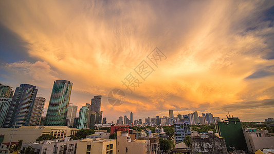 菲律宾的首都是马尼拉 马卡蒂市 美丽的夕阳与雷鸣般的强大云层金融收音机旅行天空经济建筑学天际市中心商业交通图片