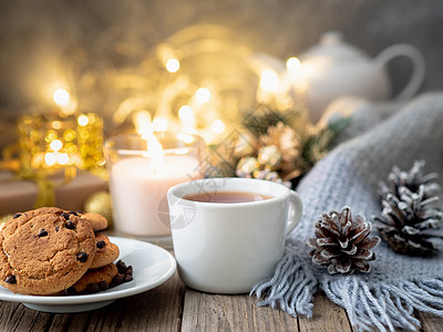 饼干和饮料舒适的夜晚 一杯饮料 圣诞装饰品 蜡烛和灯光花环巧克力派对庆典假期芳香松树披肩饼干芯片礼物背景