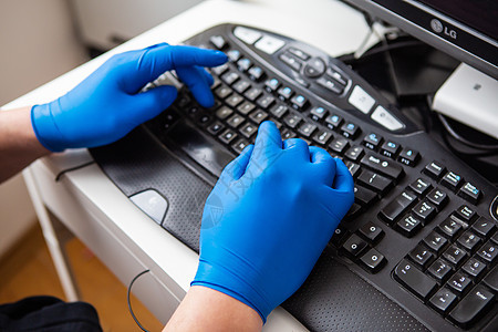 戴蓝色手套的医生快速收集有关患者的数据 医疗保健的概念和照顾您的健康图片